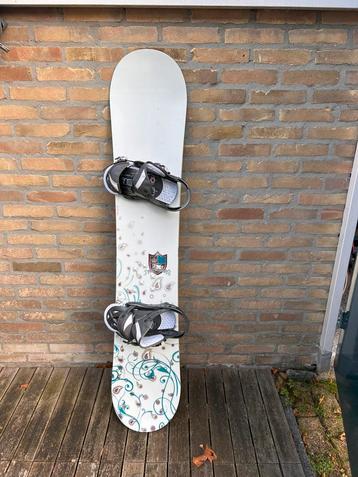 Raven snowboard met bindingen beschikbaar voor biedingen