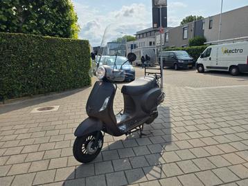 LA SOURIS SOURINI RS E5 2022 1E EIGENAAR GARANTIE Vespa Zip beschikbaar voor biedingen
