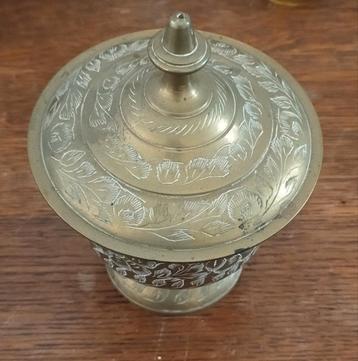 Mooi oud (Indonesië?) koperen beker met deksel beschikbaar voor biedingen