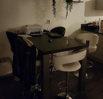 Eettafel met barkrukken beschikbaar voor biedingen