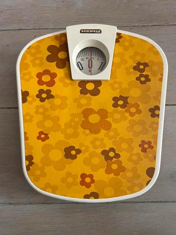Vintage personenweegschaal merk Soehnle met typische oranje beschikbaar voor biedingen