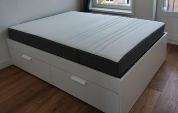 Bed met opbergruimte