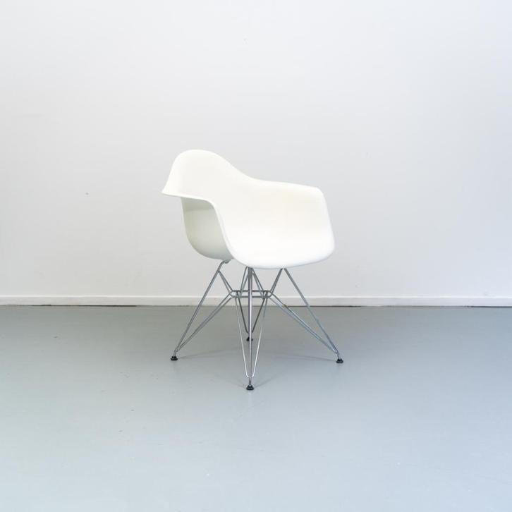 4x Vitra Eames DAR Kuipstoel Wit - Chroom Eiffelonderstel, Huis en Inrichting, Stoelen, Zo goed als nieuw, Kunststof, Metaal, Wit