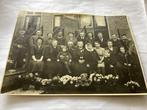 Familiefoto uit 1947 afm is 17x24 cm, Verzamelen, Foto's en Prenten, Ophalen of Verzenden, 1940 tot 1960, Zo goed als nieuw