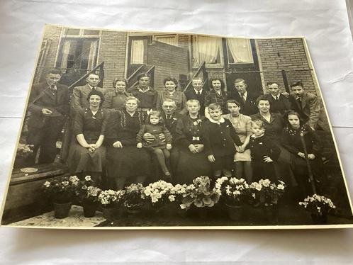 Familiefoto uit 1947 afm is 17x24 cm, Verzamelen, Foto's en Prenten, Zo goed als nieuw, 1940 tot 1960, Ophalen of Verzenden