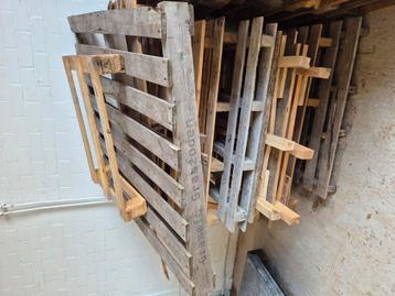 Stapel pallets beschikbaar voor biedingen