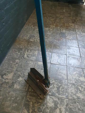 Oude Tegelknipper beschikbaar voor biedingen
