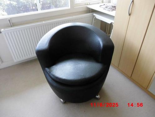 zwart kuipstoeltje met chrome wieltjes, Huis en Inrichting, Stoelen, Nieuw, Eén, Kunststof, Metaal, Zwart, Ophalen