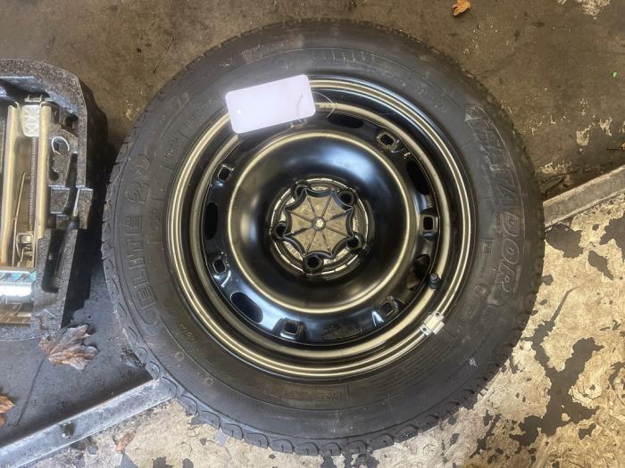 Krikset + reservewiel van een Volkswagen Polo, Auto-onderdelen, Overige Auto-onderdelen, Volkswagen, Gebruikt, 3 maanden garantie