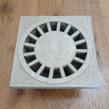 Afvoer vloerput 15 x 15 cm van PVC beschikbaar voor biedingen