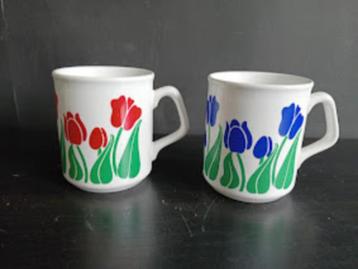 Retro mokken met rode,en blauwe tulpen John Tams beschikbaar voor biedingen