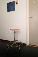 Vintage verstelbare kruk met voetensteun, Huis en Inrichting, Krukjes, Ophalen, In hoogte verstelbaar, Gebruikt, Hout