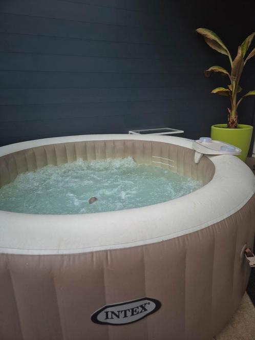 Stevige Opblaasbare Jacuzzi van Intex ( 4 Pers. ), Tuin en Terras, Bubbelbaden en Hottubs, Zo goed als nieuw, Pomp, Ophalen