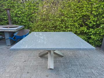 Granieten tuintafel op rvs kruispoot 140x140x73x4 beschikbaar voor biedingen