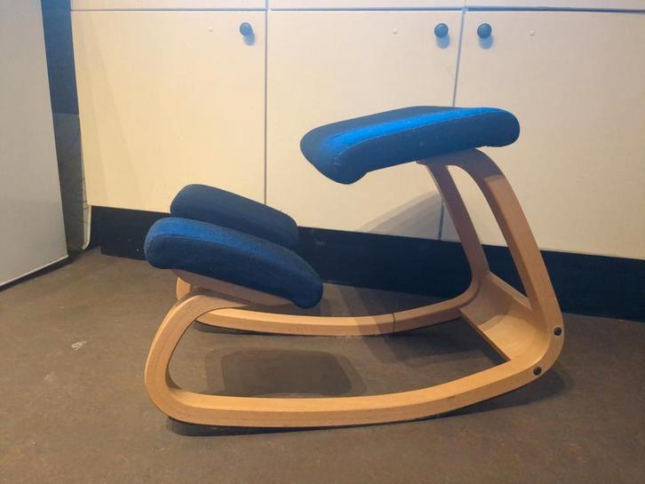 Stokke Varier kniekruk, Huis en Inrichting, Stoelen, Gebruikt, Eén, Hout, Stof, Blauw, Ophalen of Verzenden