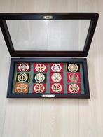 Baretemblemen Infanterie in fraaie houten vitrinekast, Ophalen of Verzenden, Landmacht, Nederland