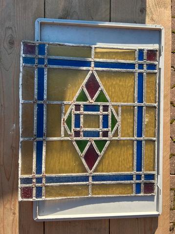 Oud glas in lood raam met geometrisch patroon beschikbaar voor biedingen
