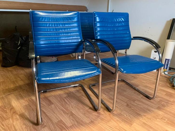 4x Thonet stoelen S74F – blauw – design Josef Gorcica – €400, Huis en Inrichting, Stoelen, Gebruikt, Vier, Hout, Leer, Metaal