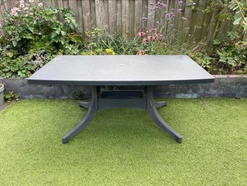 Tuintafel beschikbaar voor biedingen