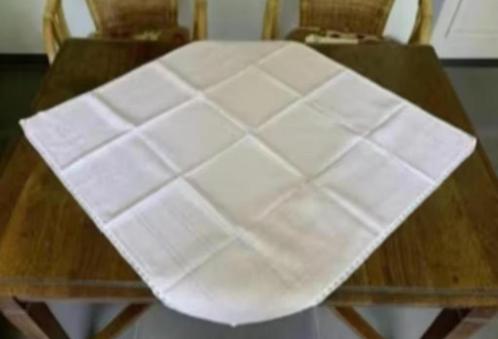 Wit tafelkleed, dekservet roze paarse details, kanten randje, Huis en Inrichting, Tafelkleden, Zo goed als nieuw, Vierkant, Binnen