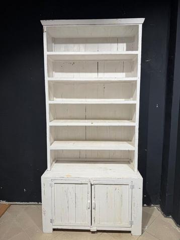 Open boekenkast met schappen en 2 kastdeurtjes de kast is mo beschikbaar voor biedingen