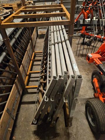 Zelfsluitende voerhekken beschikbaar voor biedingen