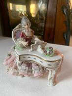 Dresden porseleinen beeldje van dame met piano, Antiek en Kunst, Ophalen of Verzenden