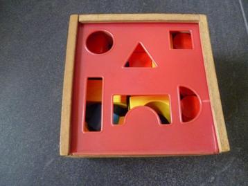 Houten vormenstoof met 36 gekleurde blokken en deksel beschikbaar voor biedingen