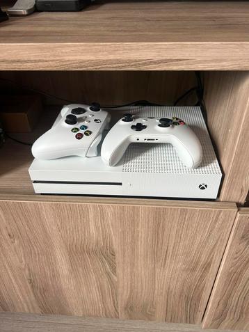 XBOX One S met 2 controllers en spellen. beschikbaar voor biedingen