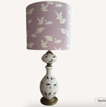 Romantische vintage tafellamp met sierlijke voet beschikbaar voor biedingen