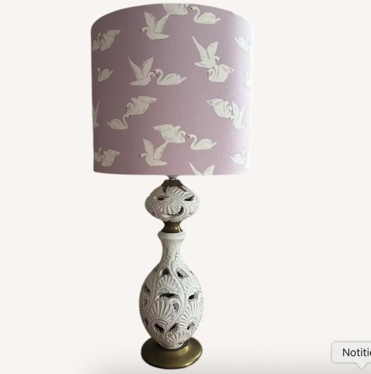 Romantische vintage tafellamp met sierlijke voet, Huis en Inrichting, Lampen | Tafellampen, Minder dan 50 cm, Ophalen