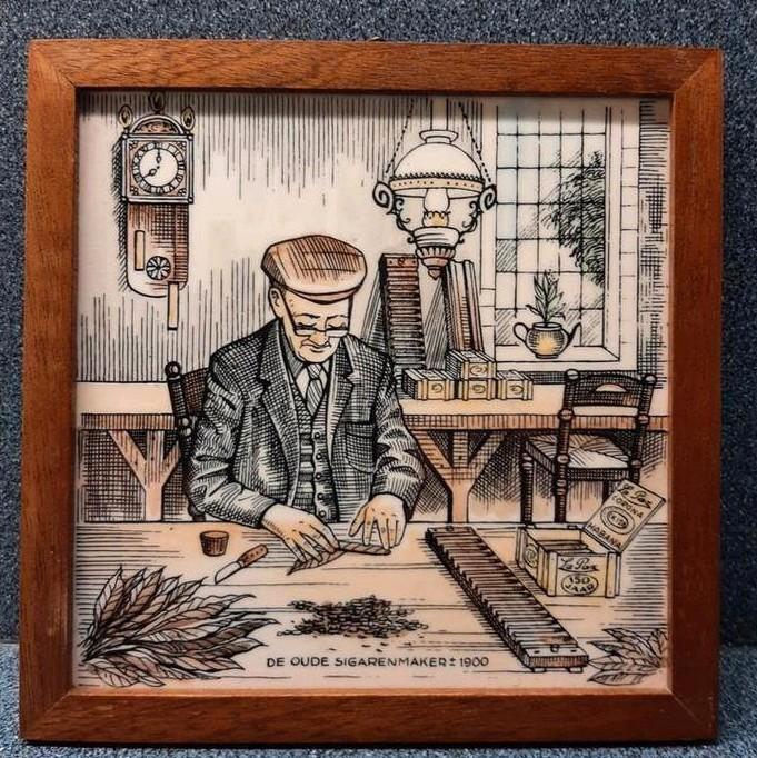 Tegeltje: De Oude Sigarenmaker Ingelijst, Antiek en Kunst, Antiek | Wandborden en Tegels, Ophalen of Verzenden