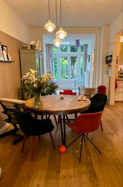 Prachtige ronde eettafel van mangohout met stalen onderstel, Huis en Inrichting, Tafels | Eettafels, Zo goed als nieuw, 100 tot 150 cm