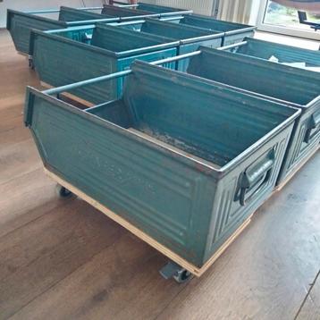 vintage opbergkisten op wieltjes beschikbaar voor biedingen
