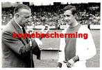 AJAX aug 1967 Jonge Johan Cruijff ontvangt de Gouden Bal, Verzamelen, Sportartikelen en Voetbal, Ophalen of Verzenden, Zo goed als nieuw