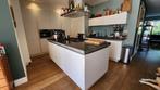 3 DELIG KEUKEN MET KOOKEILAND EN KASTENWAND BORETTI, Ophalen, Wit, Graniet of Steen, Dubbelwandige keuken
