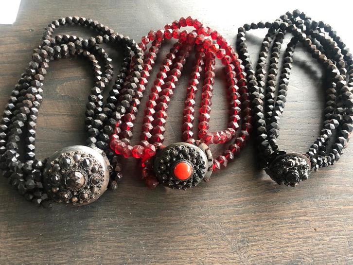 3 Antieke Gitten Klederdracht Kettingen, Sieraden, Tassen en Uiterlijk, Antieke sieraden, Ophalen of Verzenden