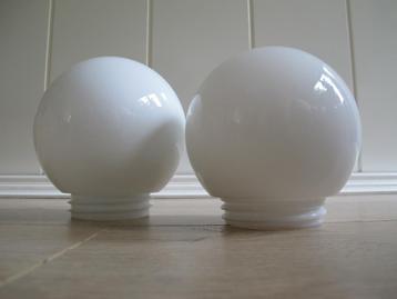 Twee nette plafondlampen / Schroefkogels E27 wit glas beschikbaar voor biedingen