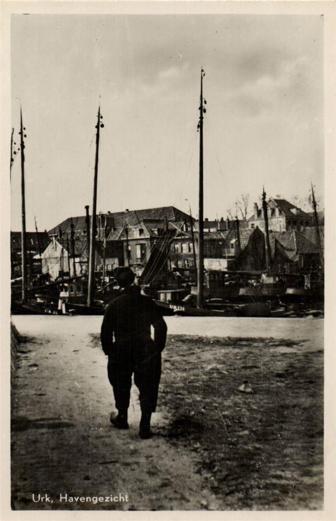 Urk, Havengezicht - visser boot - 195? gelopen, Verzamelen, Ansichtkaarten | Nederland, Gelopen, Flevoland, Voor 1920, Ophalen of Verzenden
