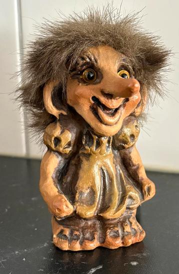 Charmant Noorse Fosse Troll meisjes figuur nr 151 met label beschikbaar voor biedingen