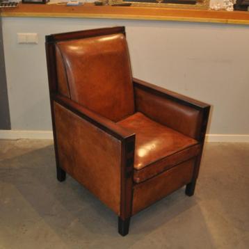 Art Deco schapenleren fauteuil beschikbaar voor biedingen
