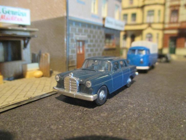 Mercedes Benz W110 190 / 200 D - Brekina donkerblauw, Hobby en Vrije tijd, Modelauto's | 1:87, Zo goed als nieuw, Ophalen of Verzenden