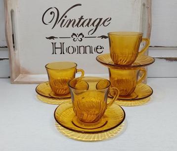 4 vintage amberkleurige Franse kopjes beschikbaar voor biedingen