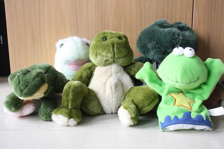 Vijf knuffel kikkers, Verzamelen, Dierenverzamelingen, Zo goed als nieuw, Beeldje of Figuurtje, Reptiel of Amfibie, Ophalen of Verzenden