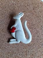 Witte kangoeroe met rood jonkie in haar buidel. 4 cm.groot., Sieraden, Tassen en Uiterlijk, Broches, Ophalen of Verzenden, Zo goed als nieuw