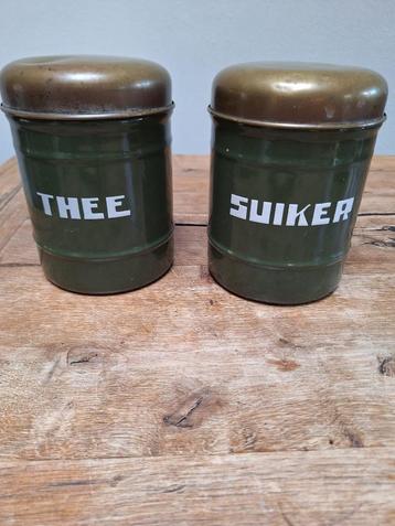 Antieke thee en suikerpot beschikbaar voor biedingen