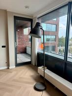 Industriële vloerlamp grijs, Huis en Inrichting, Lampen | Vloerlampen, Ophalen, Zo goed als nieuw, Metaal, 150 tot 200 cm
