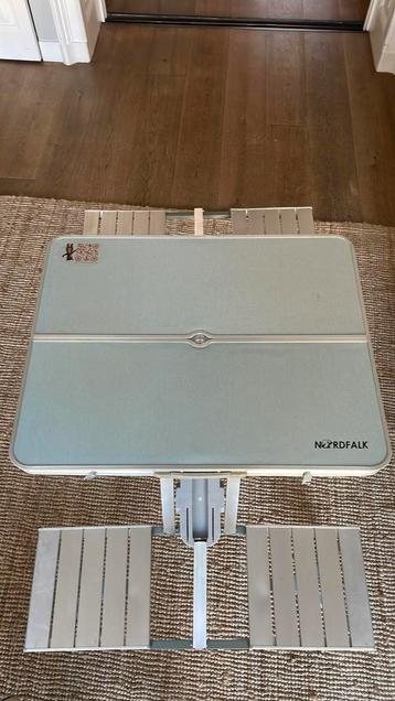Kinder camping tafel met zitjes beschikbaar voor biedingen