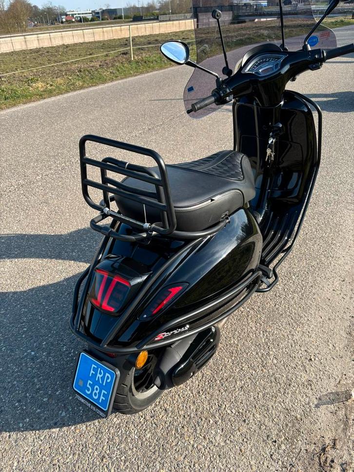 Vespa Sprint 2024 Full Option - 4800km, Fietsen en Brommers, Scooters | Vespa, Zo goed als nieuw, Overige modellen, Maximaal 25 km/u