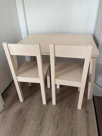 Kindertafel met 2 stoelen beschikbaar voor biedingen